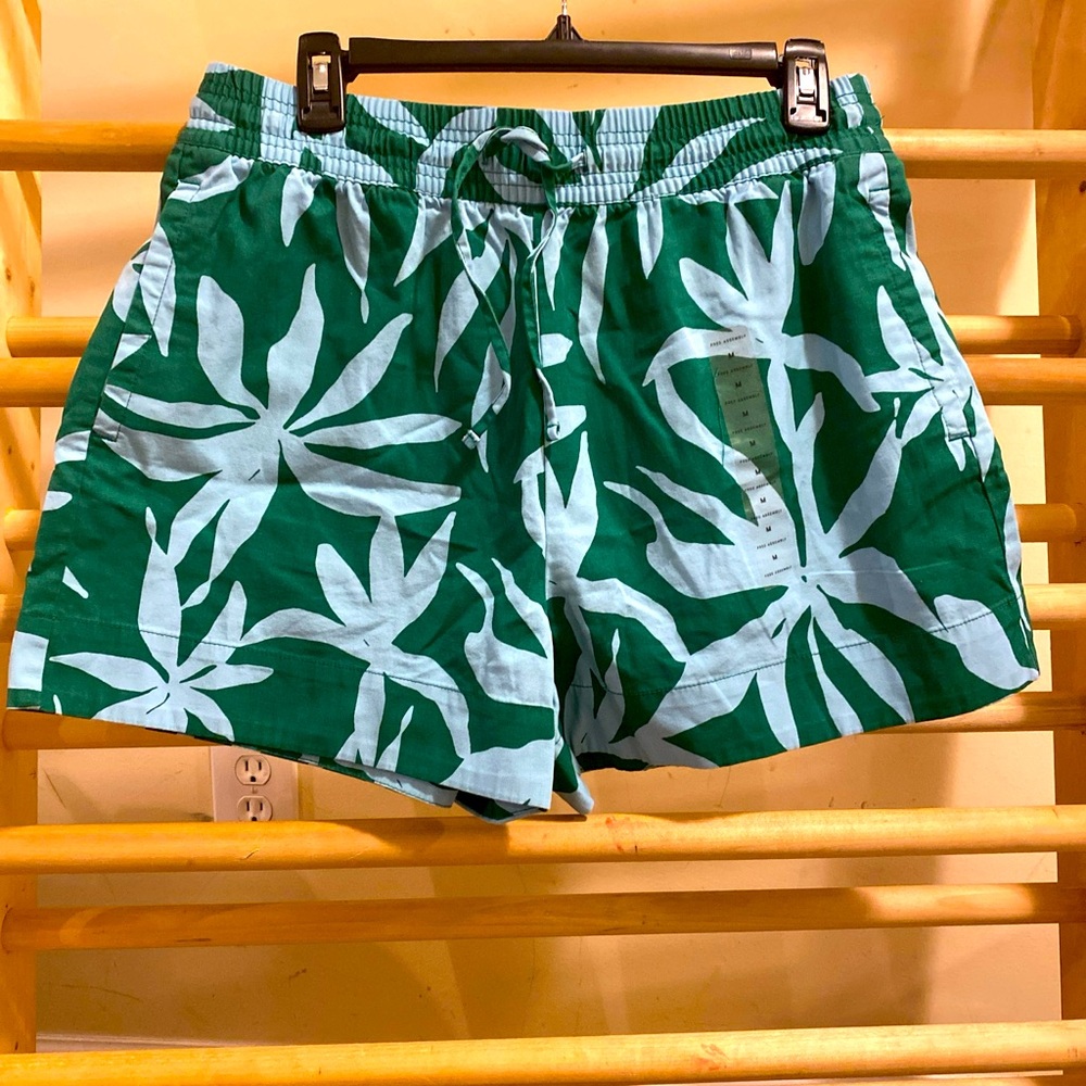 Women Short Green Floral  Medium Draw string Elastic Waistband  pull on NWT
